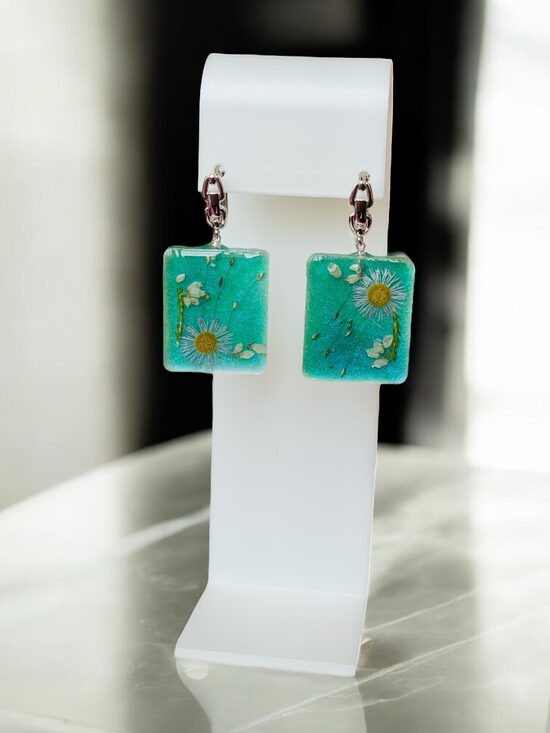 Tirkīzzaļi auskari ar ziediem